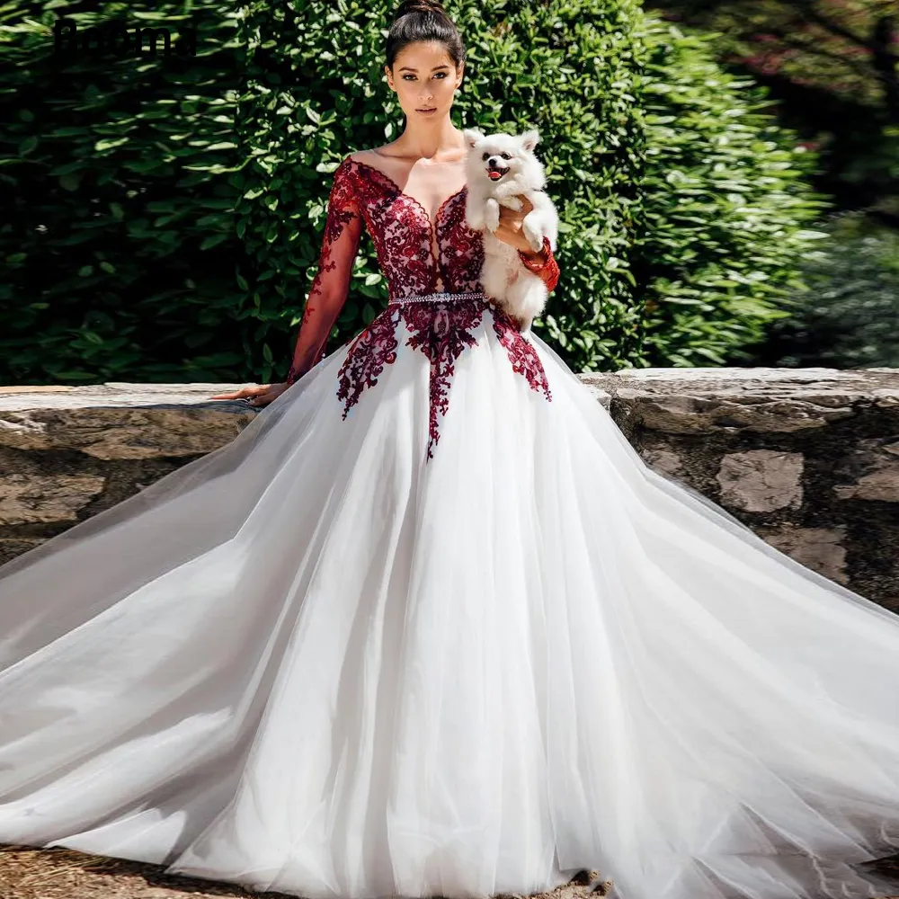 Gotico avorio e bordeaux Abiti da sposa A Line Maniche lunghe Abiti da sposa country Applique in pizzo Paillettes con perline Tulle Abiti da sposa Abiti da cerimonia Bottoni posteriori trasparenti Realizzati su misura