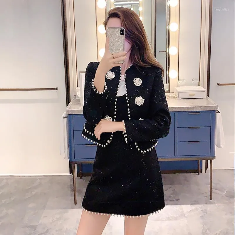 Zweiteiliges Kleid 2023 Herbst Winter Runway Schwarz Shinny Tweed 2 Set Frauen Perlen Perlen Kurze Jacke Mantel Mini Wollrock Anzug1