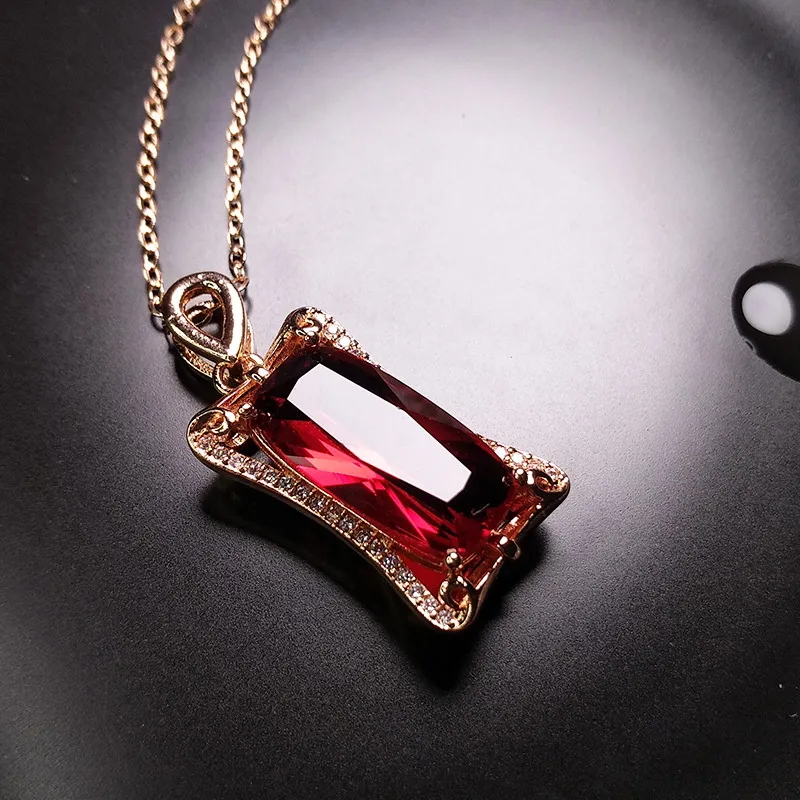 Pendentif femme Imitation tourmaline rouge émeraude pendentif carré zircon diamant plaqué or rose doux collier style européen et américain dame mode bijoux cadeau