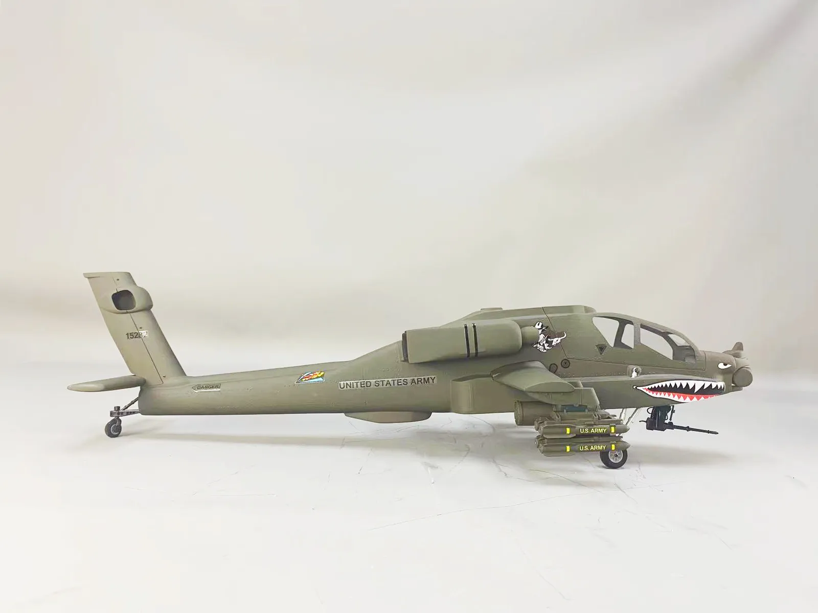 Avión eléctrico RC RC modelo 500 tamaño AH 64 militar Drab helicóptero epoxi fuselaje con inserciones de carbono 230111