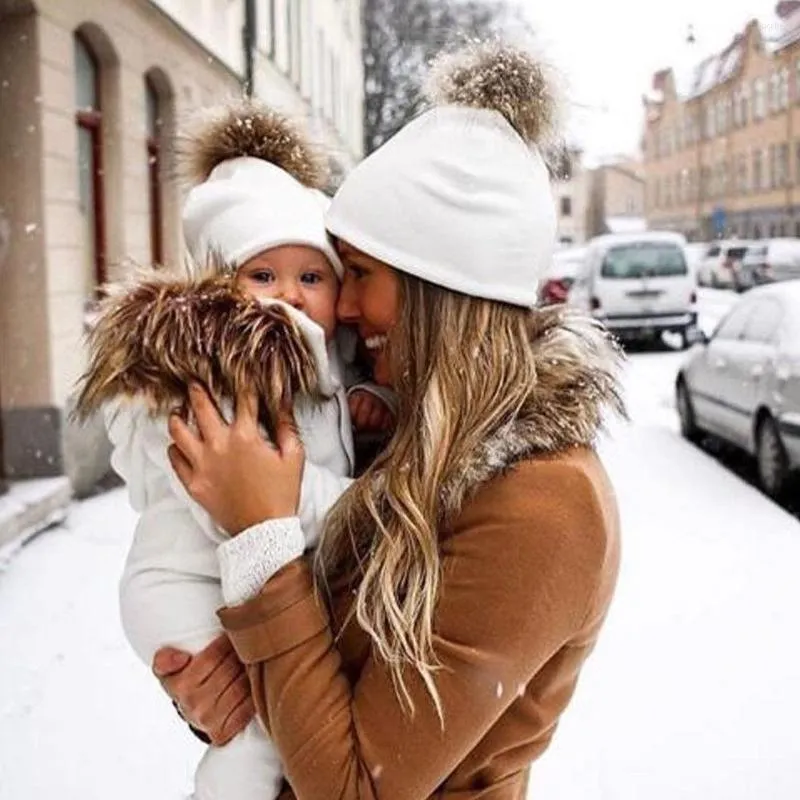 Bérets 2 pièces maman et bébé correspondant chapeau enfants hiver chaud fourrure de raton laveur Bobble Beanie coton tricoté enfants maman chapeaux casquettes