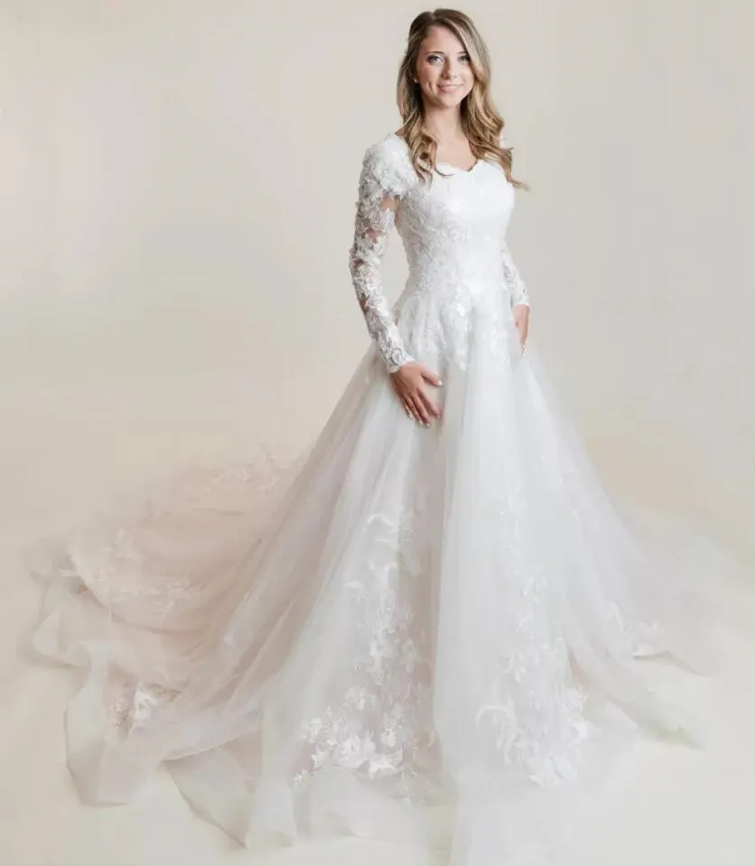 Lace applique Tulle Modest a-line Wedding Dresses With Long Sleeves Sweetheart Neckline Buttons Back Country Western Bridal Gowns