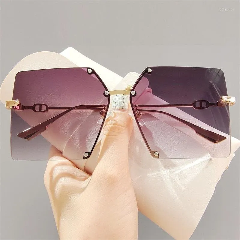 Zonnebrillen Hoogwaardige vierkante randloze Lady Metal Oversized tinten voor vrouwen die bril rijden Sonnenbrille Zonnebril Dames UV400