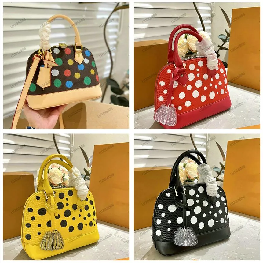 Borsa a conchiglia YK ALMA BB Painted Dots Yayoi Kusama Borsa a mano Designer Donna Borsa a mano Borsa Luruxy Infinity Dots lucchetto Fascino a forma di zucca in pelle Epi grana