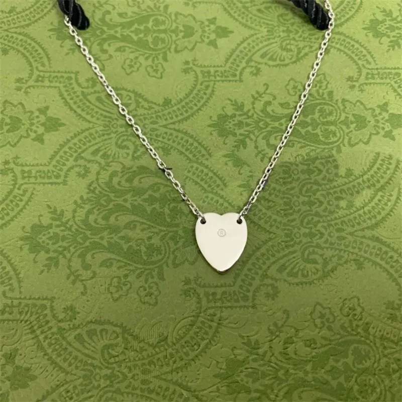 Designer Heart Pendant Mens Chains Trendy Jewlery Söt mode Lyxiga smycken Anpassade halsband Kvinnor Elegans Guld Sier Color Love Halsband