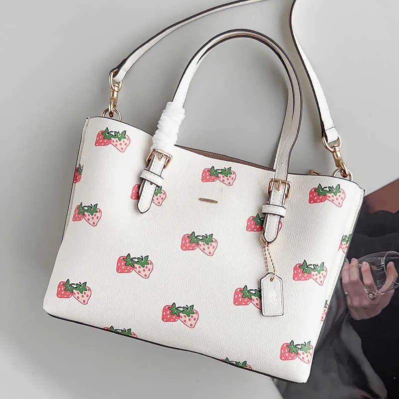 Handväska Mollie Tygväska Toes CBAG Designers Bag Dam Strawberry Shopping Bags Lyx Handväska Läder Axel Crossbody Väskor Bagageplånbok 230111
