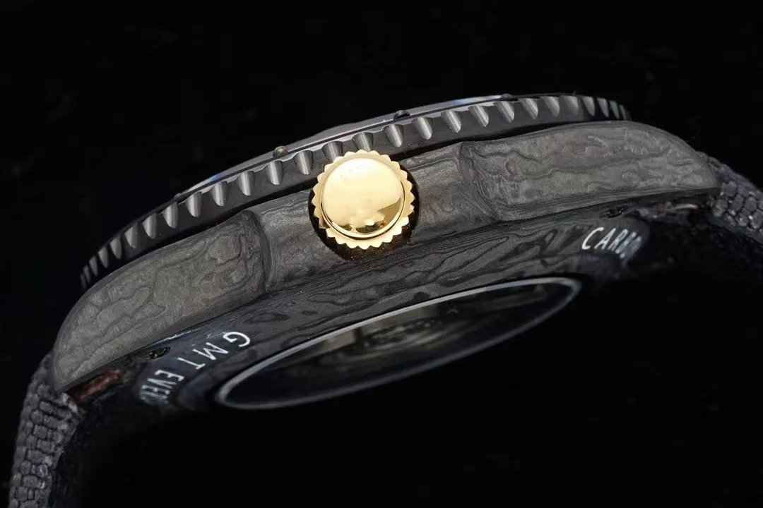 Diw Watch diameter 40mm med cal.3186 urverk antisnabb justerbar kalenderfunktion safirspegel kolfiberfodral