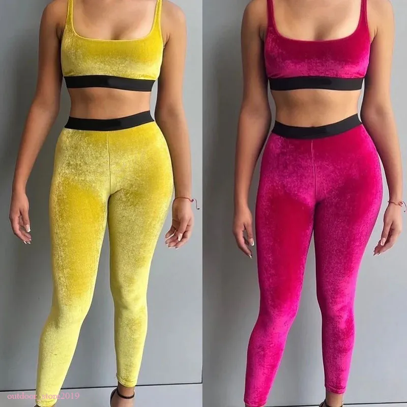 Bras feminino define o maiô de duas peças de traje de banho de biquíni quando a pintura de verão se veste e segue a moda