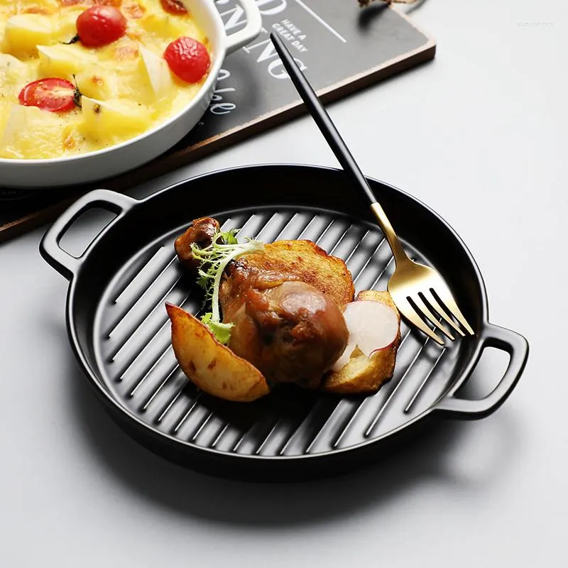 Pratos nórdicos de pizza binaural de cerâmica prato redondo prato de bife criativo de cozinha de cozinha de mesa de mesa microondas Ferramentas de assadeira de sobremesas planas