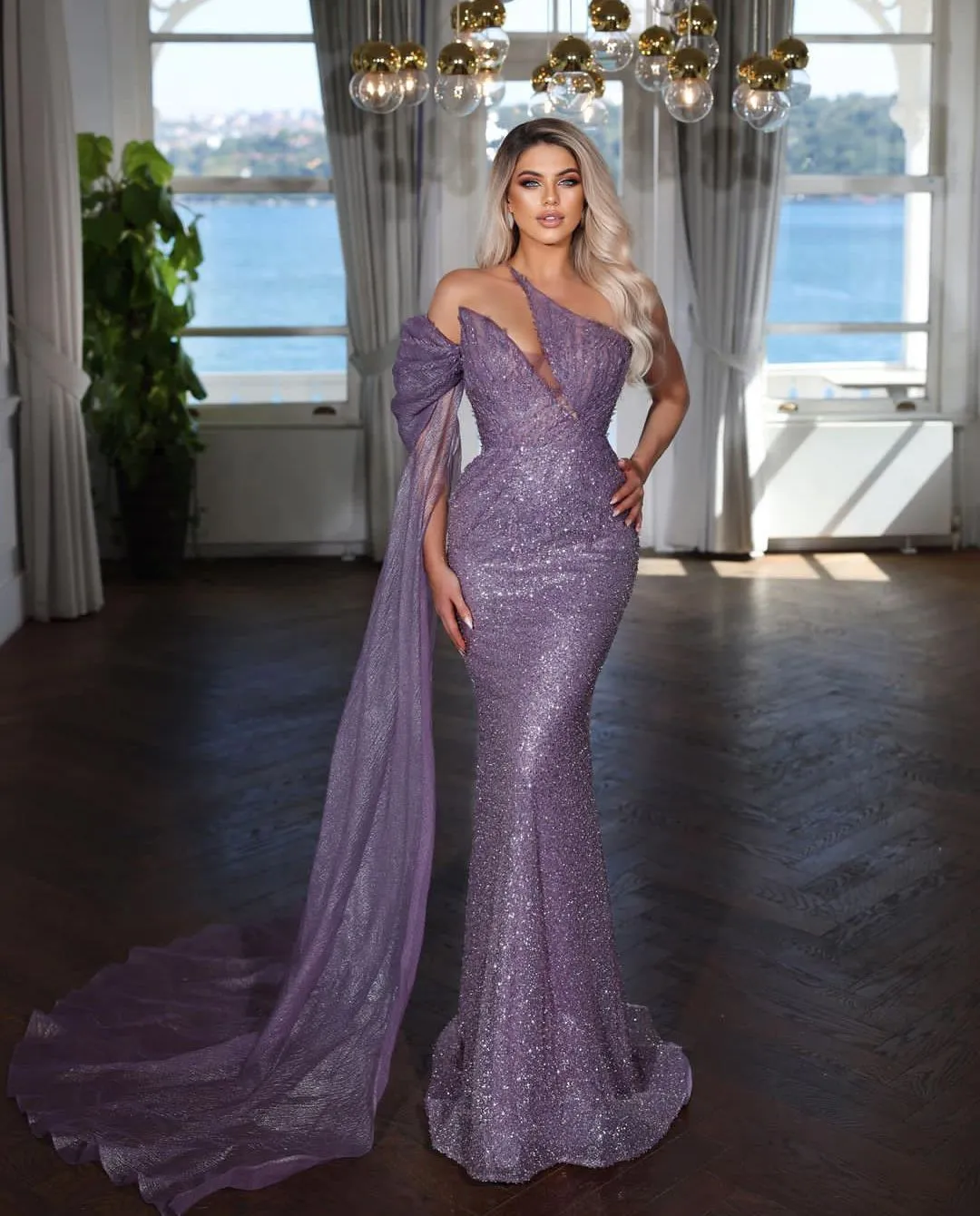 Sirena viola Prom scollo a V senza maniche Mantello senza spalline Applicazioni in pizzo 3D Paillettes Perline Lunghezza del pavimento Abiti da sera formali celebrità Taglie forti Su misura