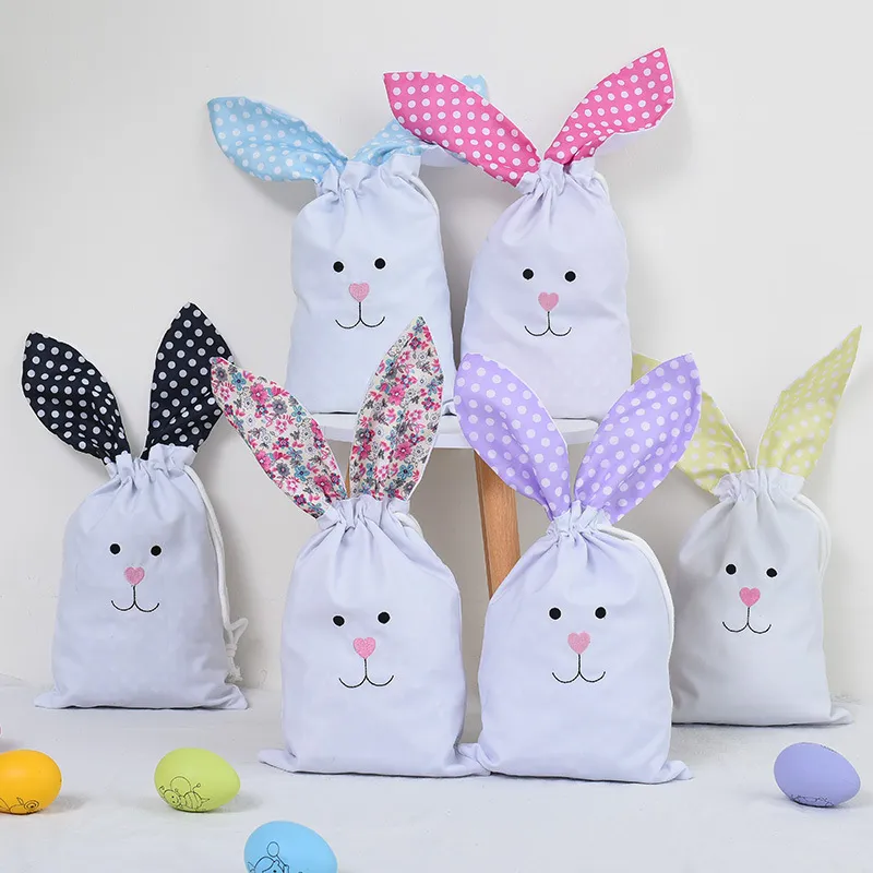 Sac en plastique avec des oreilles de lapin pour Pâques