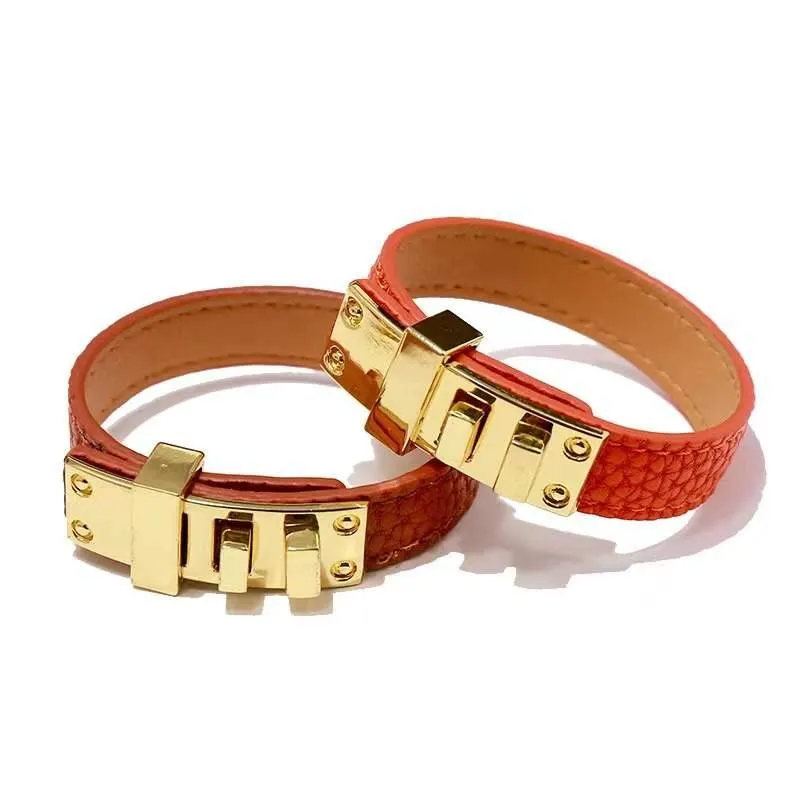 Bijoux de luxe de créateurs femmes bracelet en cuir avec coeur serrure matériel charme PU bracelets quatre feuilles motif de fleur sac en or Penda328E