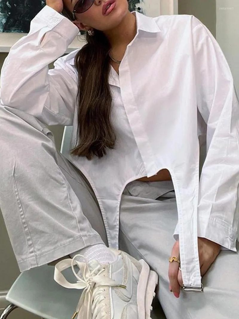 女性のブラウス女性ファッションショートシャツソリッドカラーターンダウン襟長袖の不規則な裾のバックルクロップドトップスストリートウェア