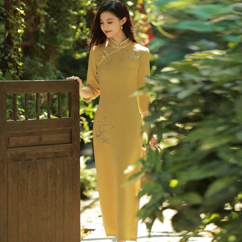 Abbigliamento etnico a mezza manica Cheongsam Qipao Eleganti 2023 Stile lungo giallo giovane ricamo migliorato autunno abito moderno cinese