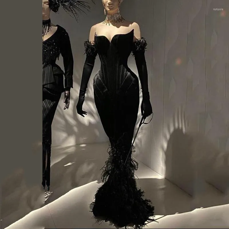 Abiti da festa Velluto Nero Sirena Elegante abito da ballo di lusso Piume a cuore Moda donna Abiti lunghi da spettacolo da sera Taglie forti