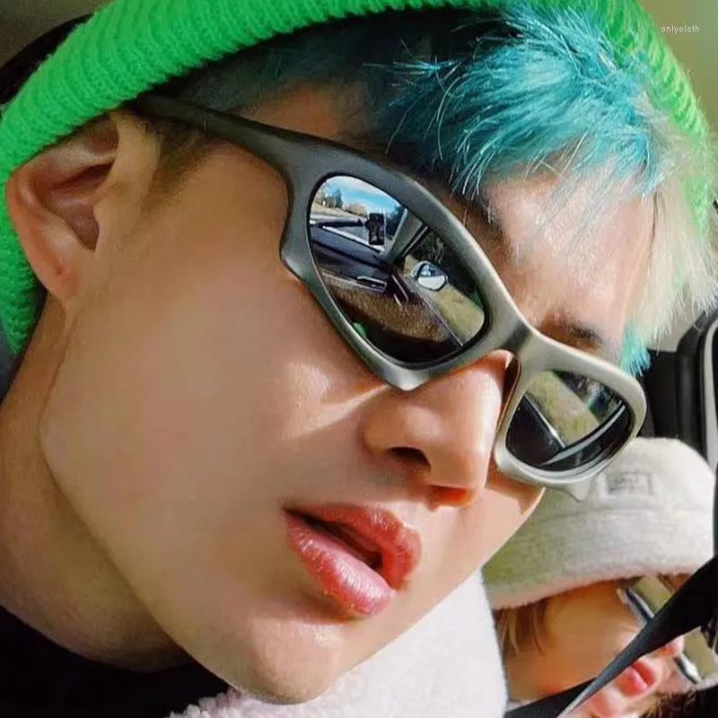 未来的なサングラスY2Kスタイル シルバーミラーレンズUV400保護