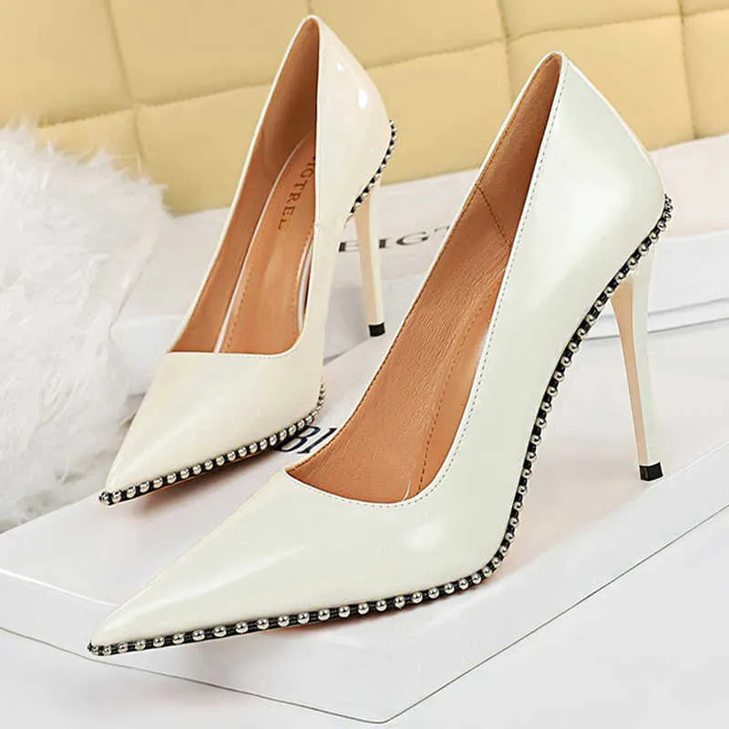 Chaussures habillées Chaussures Blanc Femmes Escarpins Chaussures en cuir verni Talons hauts Stiletto Chaussures de soirée de luxe Chaîne en métal Rivets Talons Escarpins Chaussures 220117