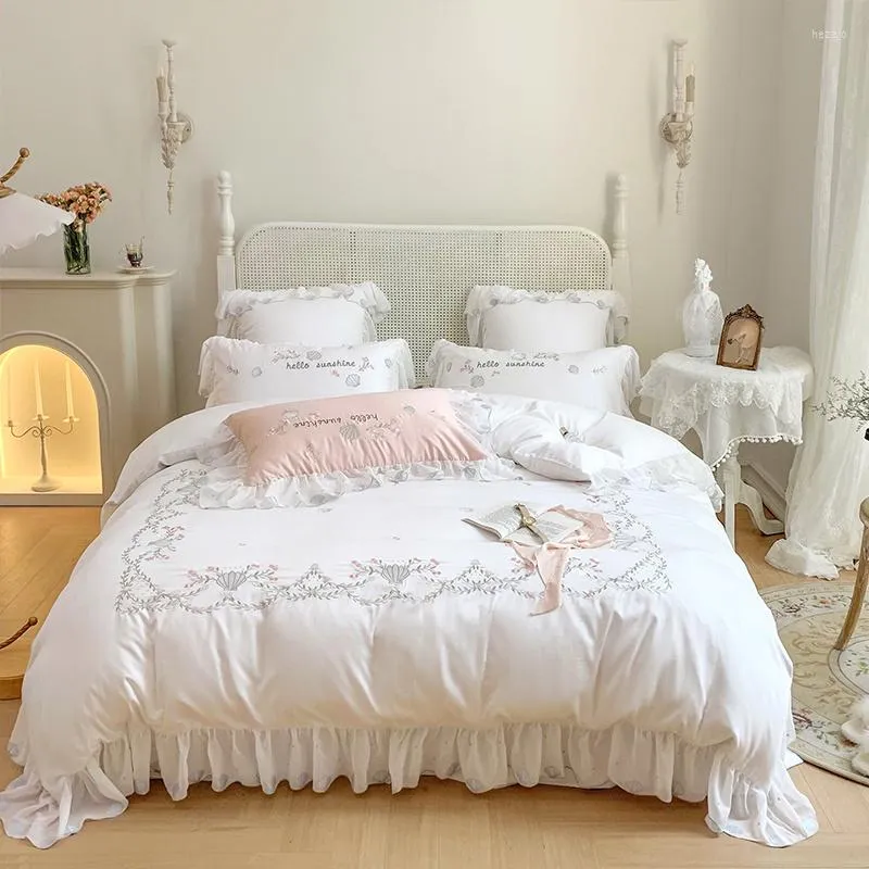 Set di biancheria da letto di lusso principessa francese cotone egiziano ricamo floreale volant doppio copripiumino set lenzuola federe 4 pezzi