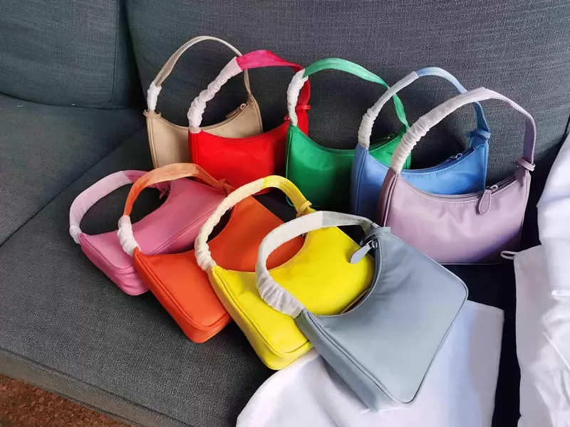 Дизайнеры мешок для поперечного тела желтая коробка сумки для плеч для женского кошелька для женского кошелька сцепление с сцеплением тела рука с держанием сумки