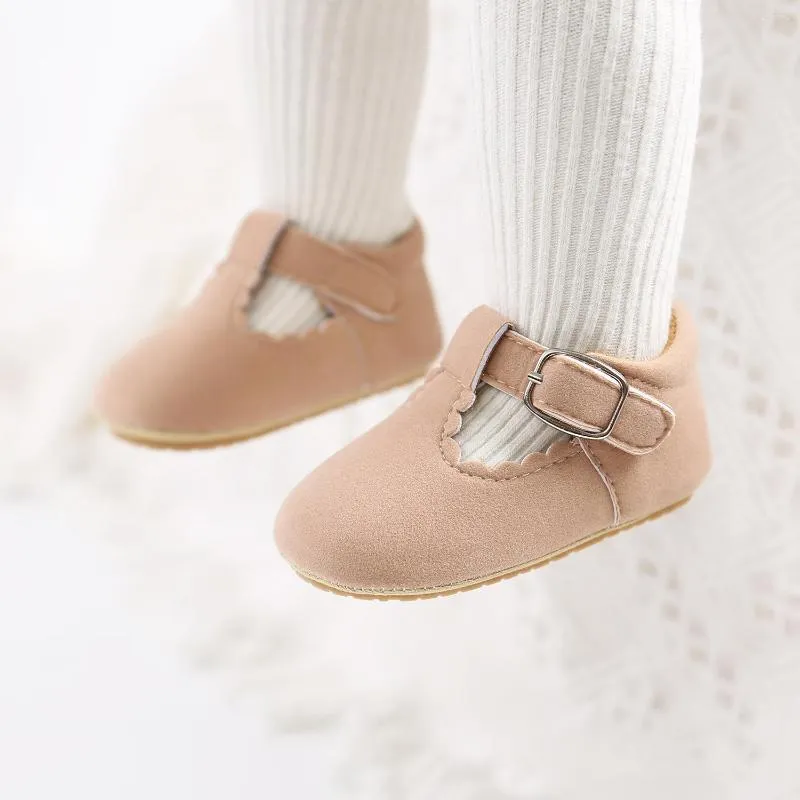 Eerste wandelaars geboren babymeisjes Solid Princess Shoes Soft Sole Color Mary Jane Infant Pre Walker trouwjurk