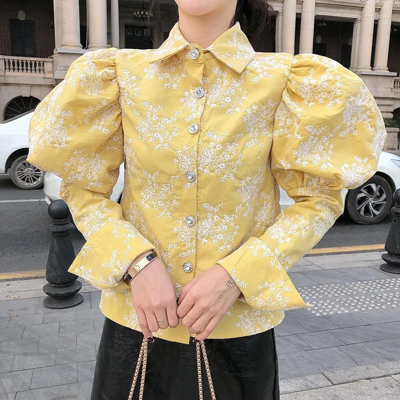 Blusas de mujer Productos de primavera Linterna de un solo pecho Blusa de manga larga con cuello vuelto Flores bordadas de alta calidad para mujer
