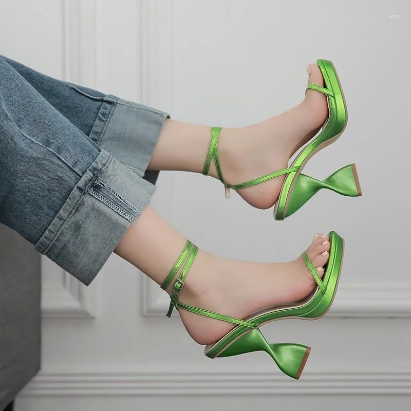 Klänningskor 2023 Solid Color Large Foot Loop Strap High Heel Sandals för Female Summer One Button Zigzag Fashion