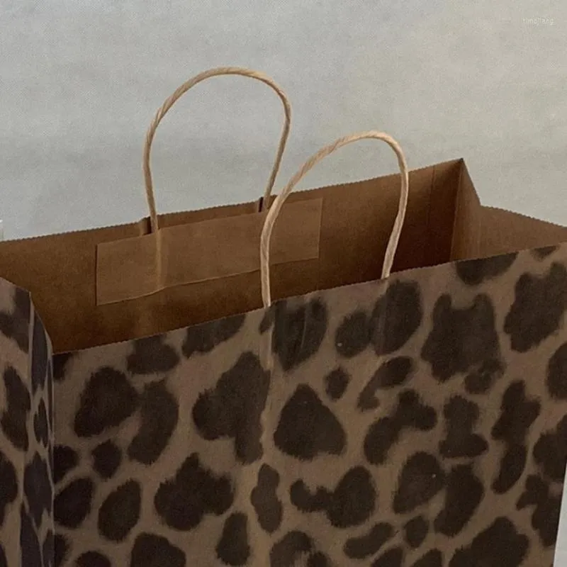 Cadeau cadeau 10pcs à la mode léopard kraft sacs en papier sac avec poignée shopping emballage excellente qualité 27 21 11 cm