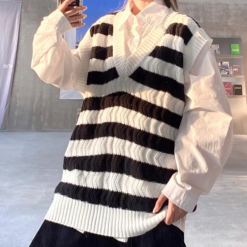 女性用セーターズガールプレッピースタイルvネックニットベスト黒い白い縞模様の学生ルースセーター秋の韓国ファッションクロスナットノースリーズ