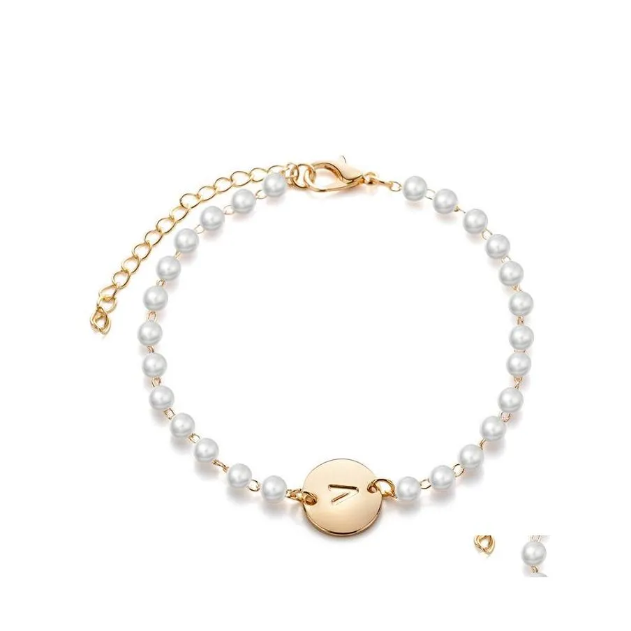 Bracelets de charme Bracelete inicial de ouro personalizado AZ Letra esculpida Tag de moeda para mulheres Girls Pearl Bead Jewelry Drop Delivery OT2TP