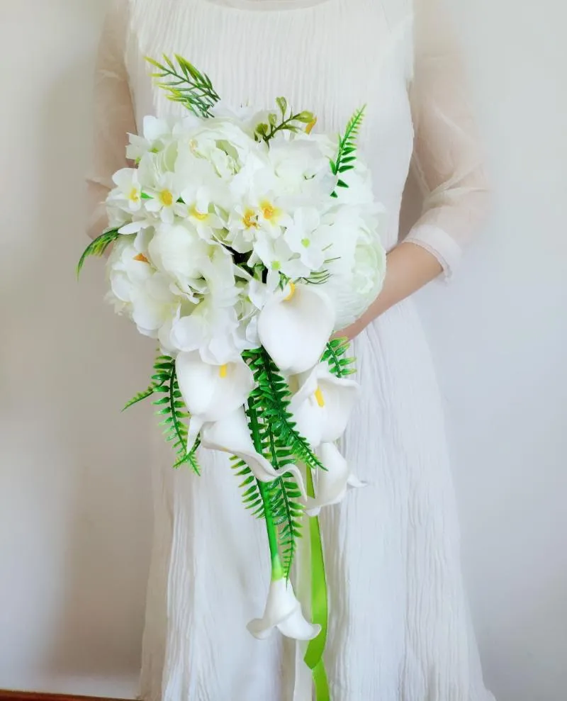 Bröllopsblommor sesthfar eleganet calla lily bukett vattenfall brud brudtärna håller blommvit konstgjorda