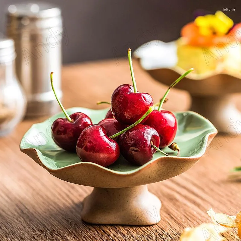 Tallrikar nordiska keramiska förvaringsbricka handgjorda lotus löv spetsar höga fötter vardagsrum skrivbord frukt maträtt västerländsk restaurang dessert rätter