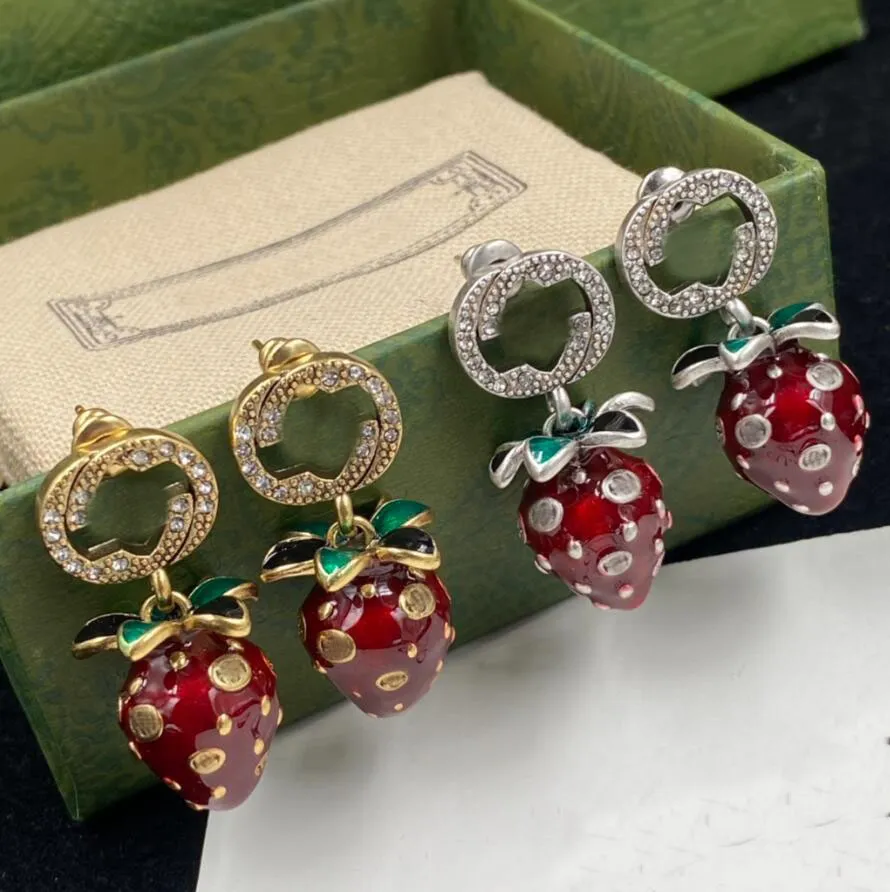 Vintage märke Emalj Strawberry Dangle Charm öronring av tårtopp aretes lyxig designer brev droppe örondroppar för kvinnliga kvinnliga fest bröllop smycken gåva med låda
