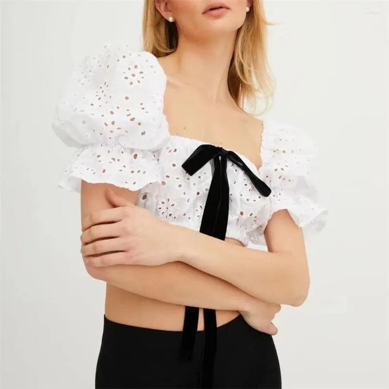 Damenblusen, weißes Crop-Top für Damen, 2023, Sommer, koreanische Bluse, elegante lässige Lolita-Spitze-Stickerei-Shirts, Kurzarm-Frontkrawatte