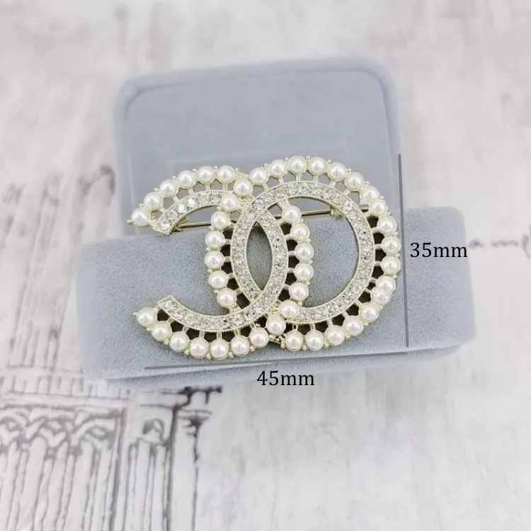 Lapel Pins Luxury Women Brand Letter Brooches 18K Gold Plated Broche Inlay Crystal Rhinestone Jewelry Designer Brooch Charm Pearl Pin Men Broches Party Gift Badge