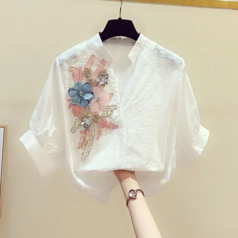 Kvinnors blusar 2023 Summer Shirt Womens Korean Style Heavy Embroidery Sequins broderad blomma V-ringning Kortärmad blusa topp damer