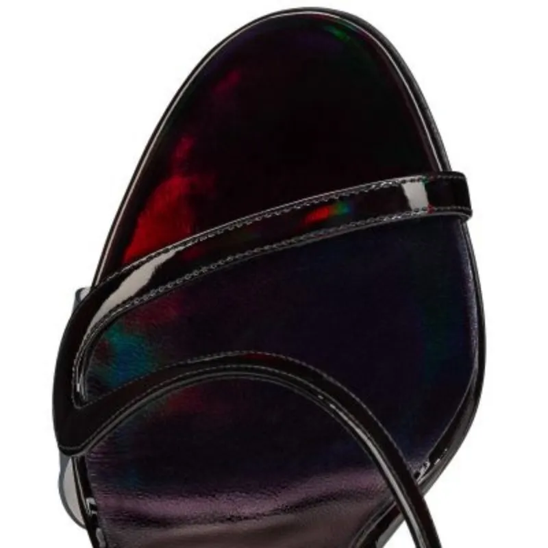 Klassische Stiletto -Sandalen sind einfach, elegant und schlank, beginnend mit der freiliegenden Ferse. Dieser Schuh besteht aus schwarzem Patent cool