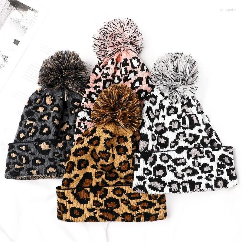 Gorros Beanie/Gorras de calavera Moda Piel suave Pom Poms Estampado de leopardo Sombrero de mujer Gorro de esquí de punto Delm22