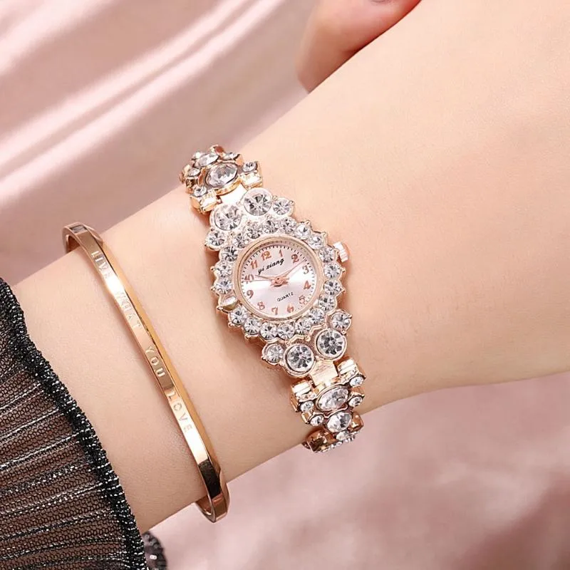 Relógios de pulso em cor diamante de luxo em cadeia de aço cheia de feminino moda moda temperamento pequeno dial liga de liga