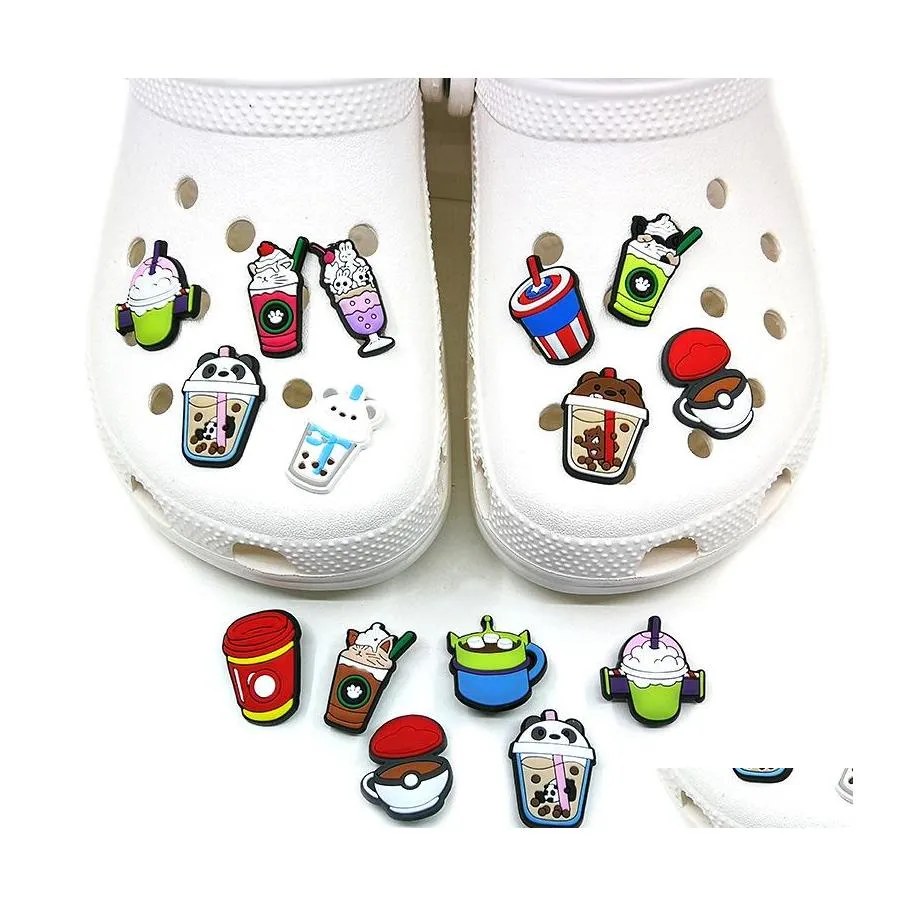 Pièces de chaussures Accessoires Moq 100pcs Canettes de bière Dessin animé Croc Charms 2D Caoutchouc souple Creative Cup Modèle Boucles Décorations Fit Childr Dhjdm