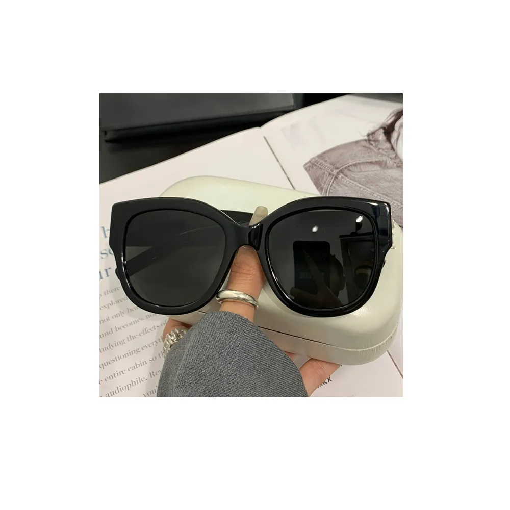 Occhiali Da Sole Quadrati Grigio Nero Lucido Donne Protezione