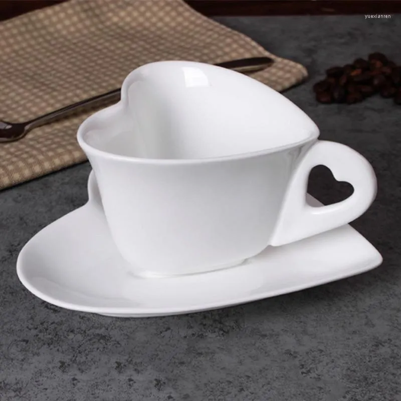 Tazze Piattini Tazza da caffè in ceramica con piattino Set da tè pomeridiano a forma di cuore Espresso Cartamo