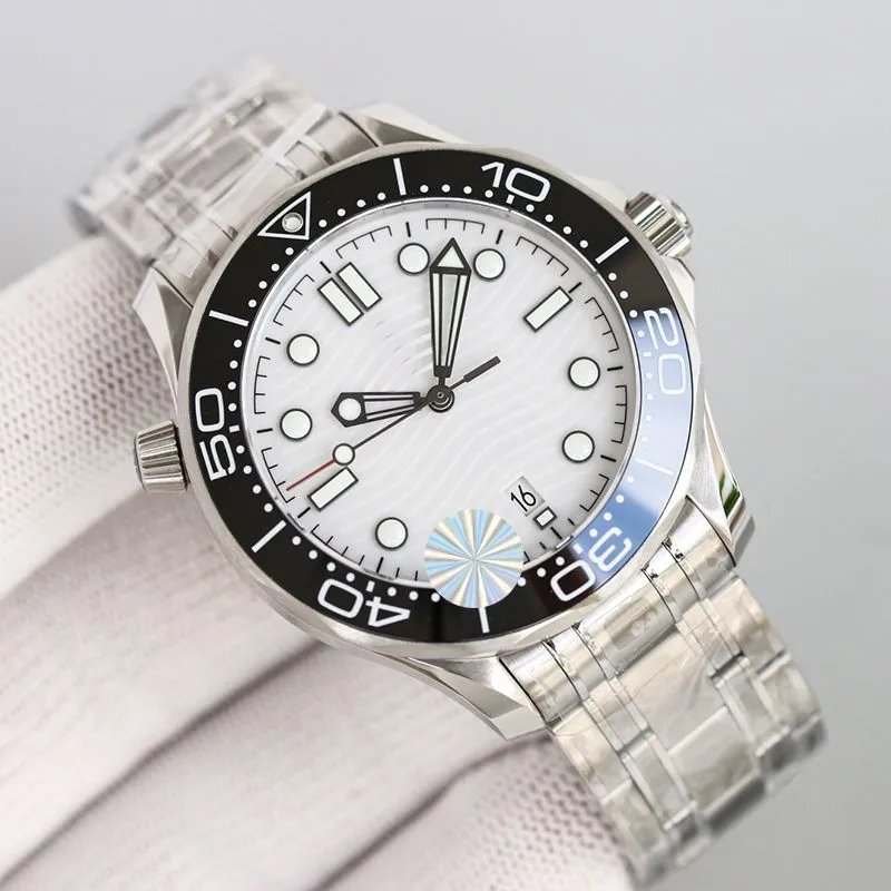 Классические мужчины Автоматические механические 42 -мм мужские часы часы черные циферблаты с браслетными часами из нержавеющей стали.