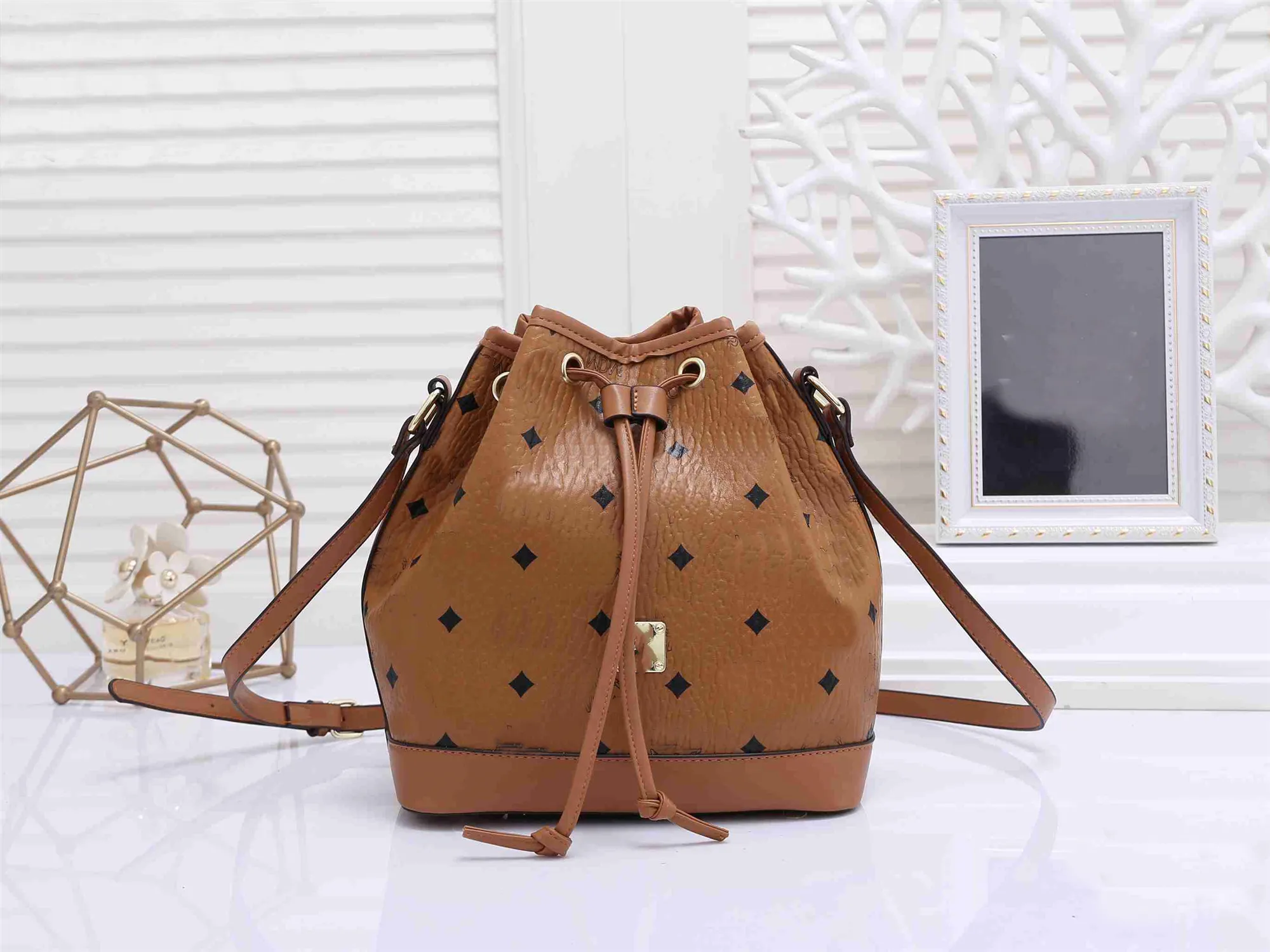 2023 Vittens axelv￤ska Designer Design Luxury Bucket Bag kan korshungas i klassiska f￤rger