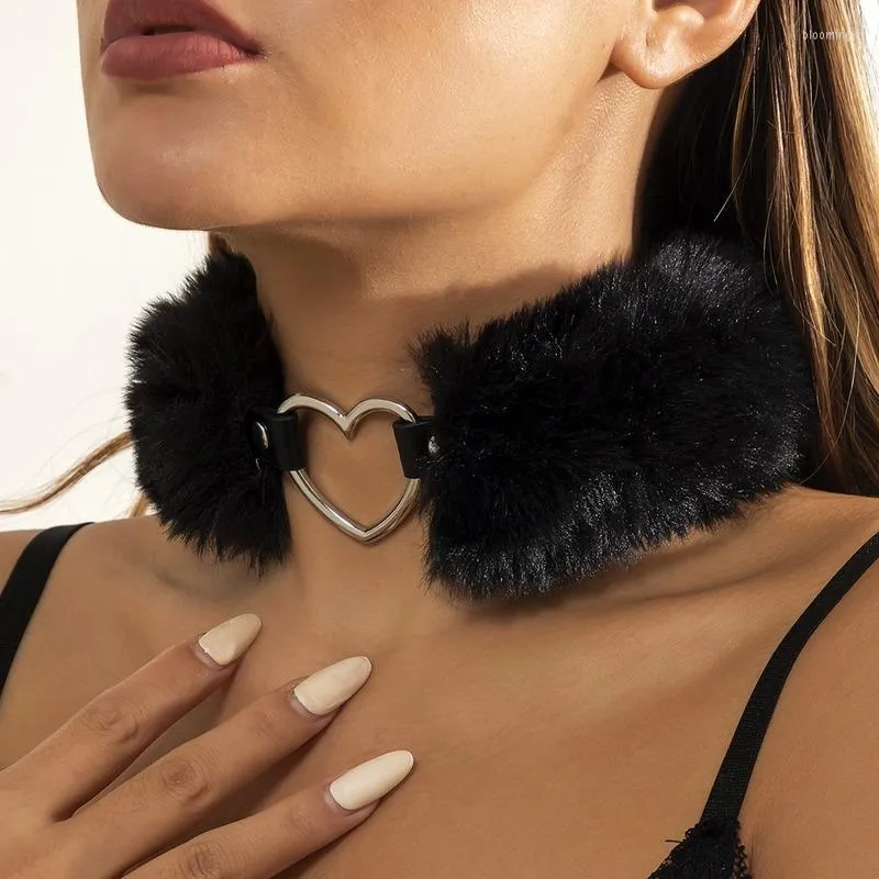 Choker Chokers Seksi yaka koşumları kadınlar için pu deri sahte kürk kolyeler tatlı punk içi boş kalp şeklindeki kolye yakalar de moda 2023 Blo