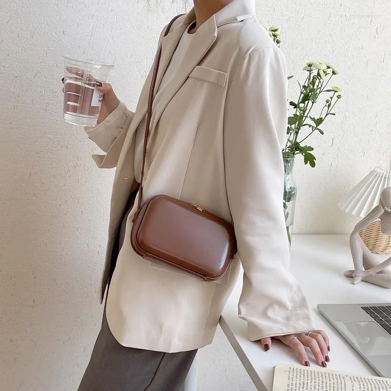 Вечерние сумки высококачественная кожаная кожаная сумка для плеч для женщин 2023 Простые женские мини -мини -модные модные сумочки поперечного телефона.