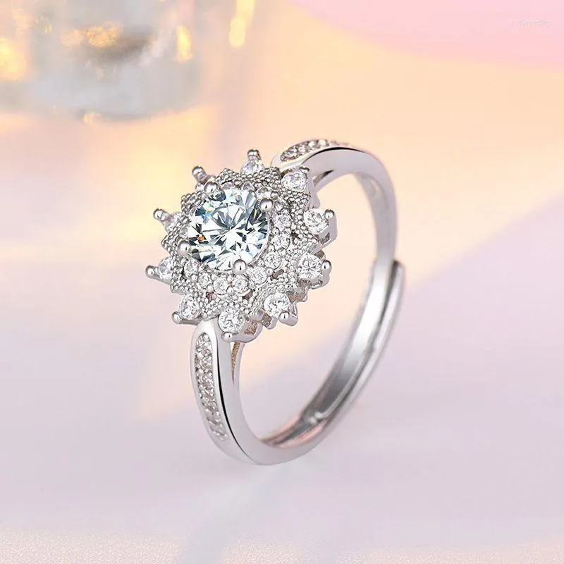 Fedi nuziali Anello con diamanti Gioielli per banchetti di lusso Intarsiato Intarsio Trapano bianco Forma di fiore a forma di sole Regalo di fidanzamento per donnaWedding Toby22