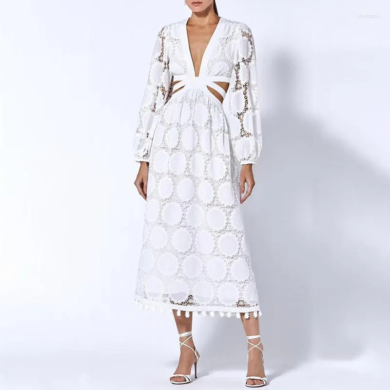 カジュアルドレス2023ファッション夏の白いかぎ針編みカットアウトドレス女性ディープvネックホローアウトウエストホリデービーチロング