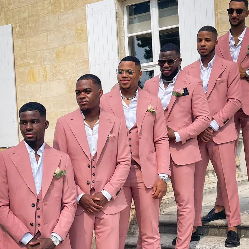 Het rekommenderar rosa brudgummen tuxedos topp lapel två knapp män formella kostymer affärsmän bär bröllop prom middag kostymer jacka byxor slips väst