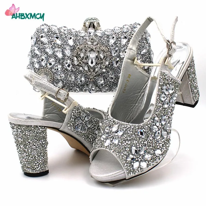 Chaussures habillées 2023 jolies femmes sac assorti en couleur argent Slingbacks sandales nigérianes et serties de cristal brillant