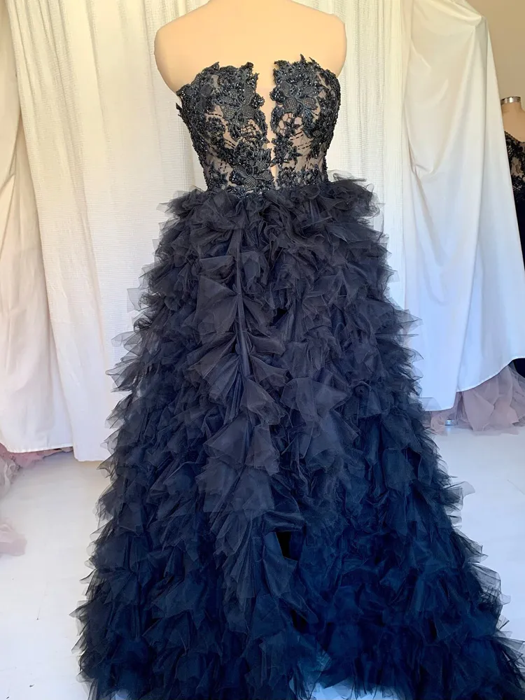 Impresionante vestido de noche de 2 piezas, escote en forma de corazón, espalda con cordones, apliques florales y cuentas, transparente con corsé